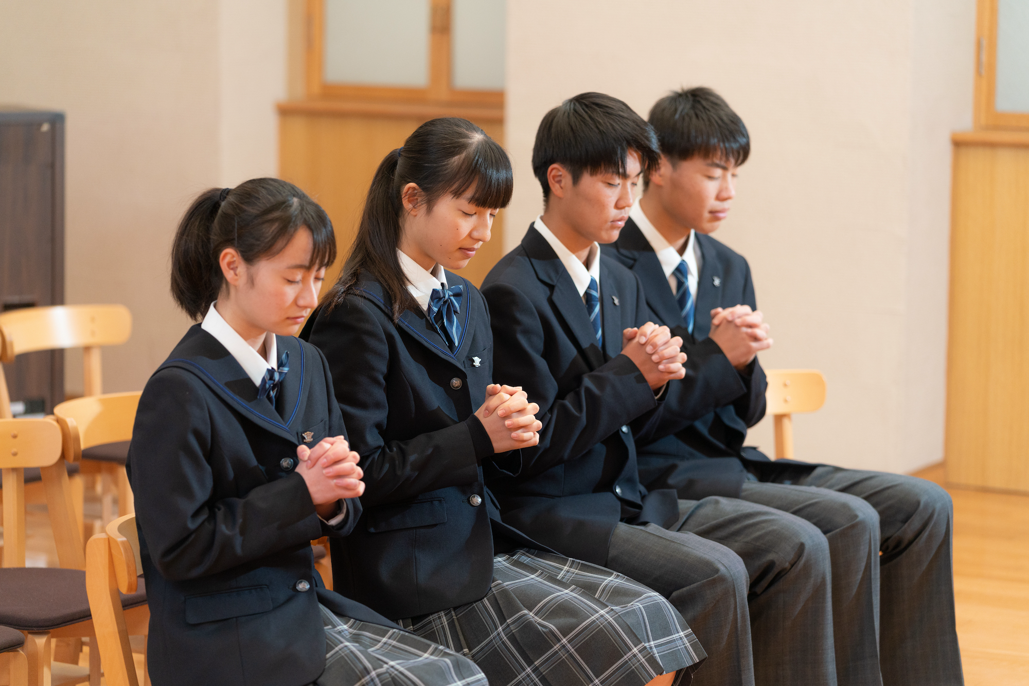 祈りを捧げる生徒たち