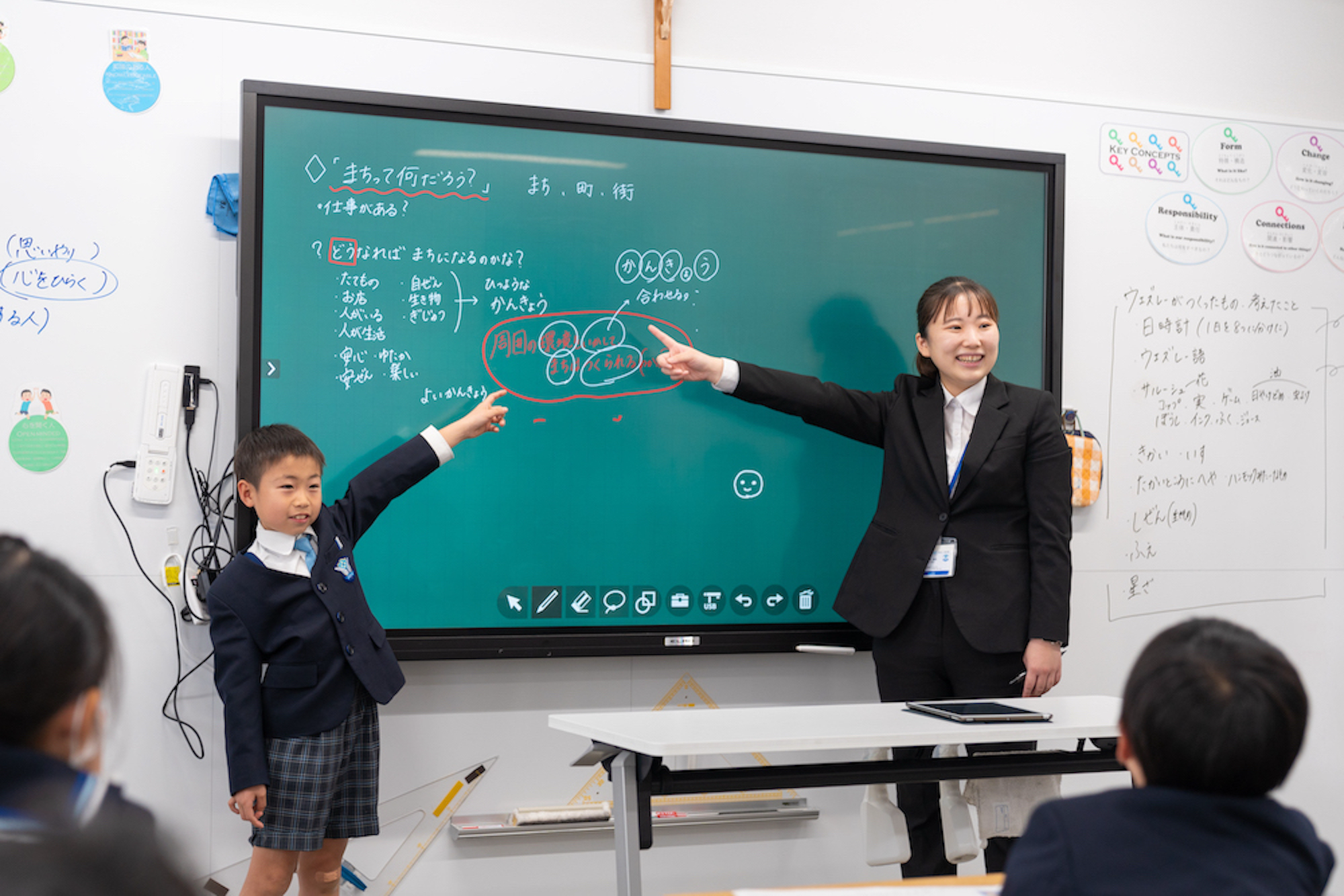 電子黒板で授業を受ける生徒たち